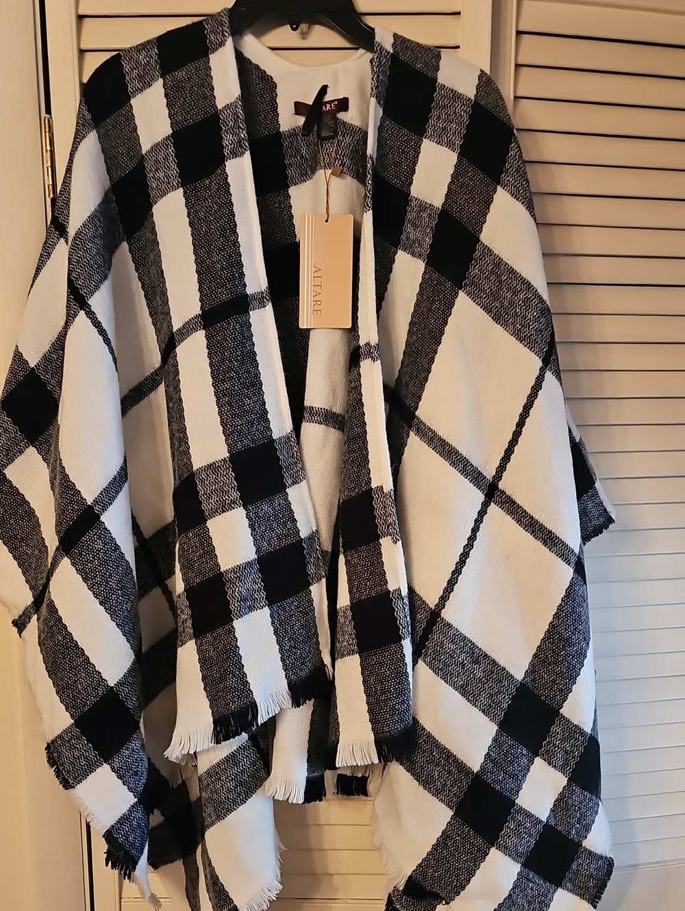 Altare Wrap Camp Shawl Woman’s One Size Buffalo Plaid Black And White NWT
